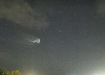 Gecə səmasında müəmmalı cisim: Kosmik zibil, yoxsa meteor?
