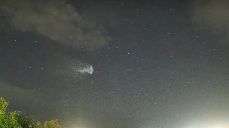 Gecə səmasında müəmmalı cisim: Kosmik zibil, yoxsa meteor?
