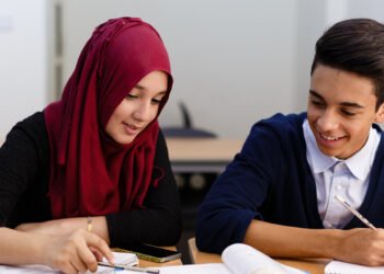 “Məktəb şəxsi istəklərin yarışdığı yer deyil, gələcəyin yetişdiyi məkandır” — Təhsil eksperti ilə HİCAB MÜZAKİRƏSİ