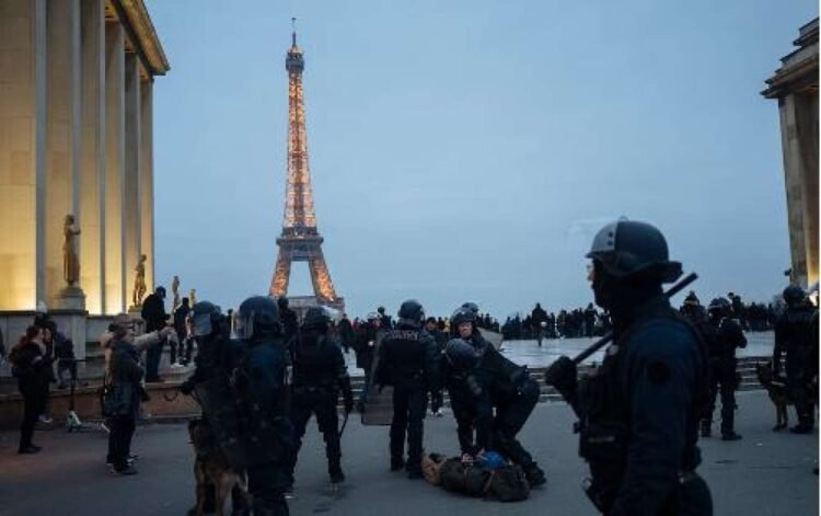 Parisdə etirazlar gərginləşdi: Telekanala hücum edildi – FOTO