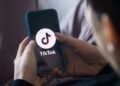 Tiktokda canlı yayım açan müəllim işdən çıxarıldı