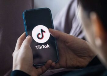 Tiktokda canlı yayım açan müəllim işdən çıxarıldı