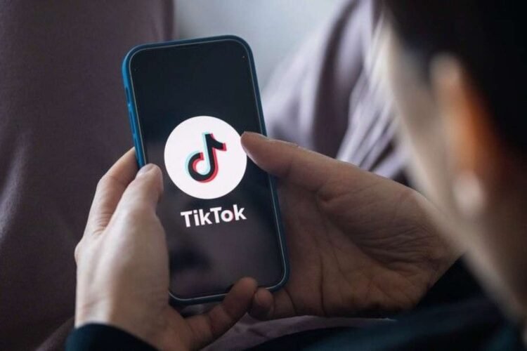 Tiktokda canlı yayım açan müəllim işdən çıxarıldı