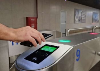 Metrodan istifadə edən sərnişinlər…