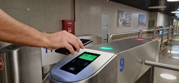 Metrodan istifadə edən sərnişinlər…