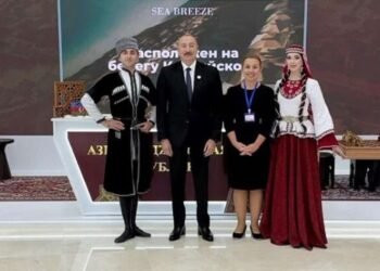 İlham Əliyev “Avaza” Kompleksində milli stendlərə baxdı
