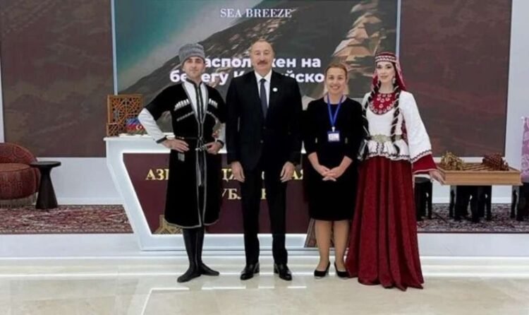 İlham Əliyev “Avaza” Kompleksində milli stendlərə baxdı