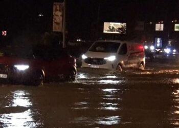İstanbulda şəhərin küçələrini sel basdı – FOTO