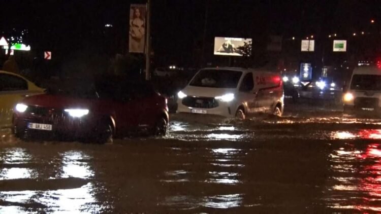 İstanbulda şəhərin küçələrini sel basdı – FOTO