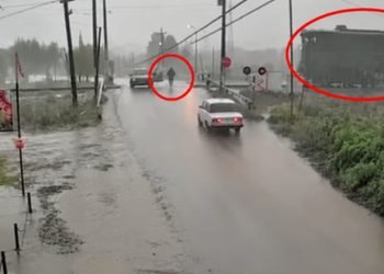 DƏHŞƏTLİ ANLAR — Avtomobil qatarla toqquşdu 