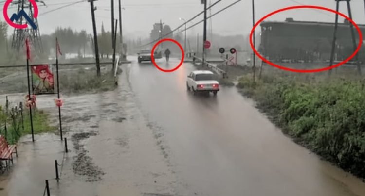 DƏHŞƏTLİ ANLAR — Avtomobil qatarla toqquşdu 