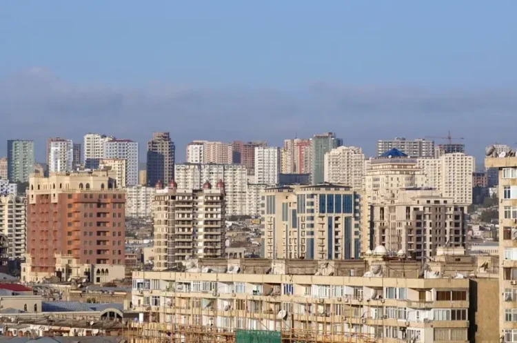10 il əvvəl təhvil verilən binada əlavə 2 mərtəbə tikilir – Foto