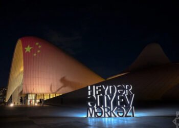 Heydər Əliyev Mərkəzi və Olimpiya Stadionu Çin bayrağının rəngləri ilə işıqlandırıldı