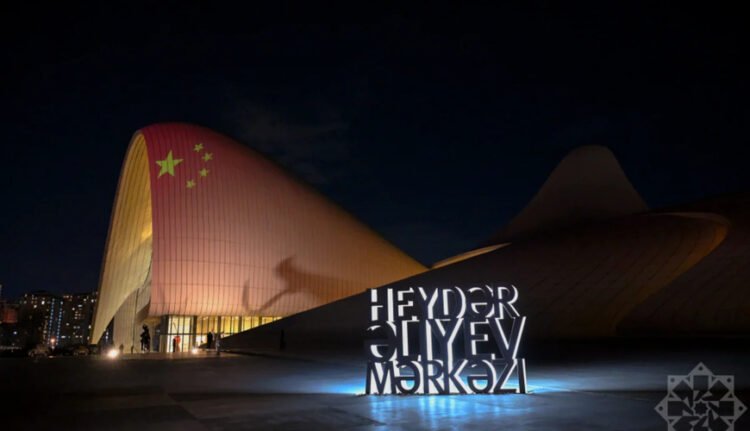 Heydər Əliyev Mərkəzi və Olimpiya Stadionu Çin bayrağının rəngləri ilə işıqlandırıldı