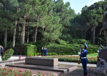 Kambocanın Baş naziri Ümummilli Lider Heydər Əliyevin məzarını ziyarət edib
