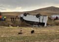 Türkiyədə mikroavtobus aşıb, 20-dən çox insan xəsarət alıb
