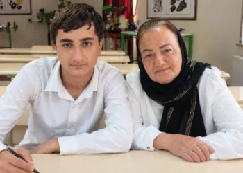 63 yaşlı nənə 16 yaşlı nəvəsi ilə eyni liseydə oxuyur – FOTOLAR