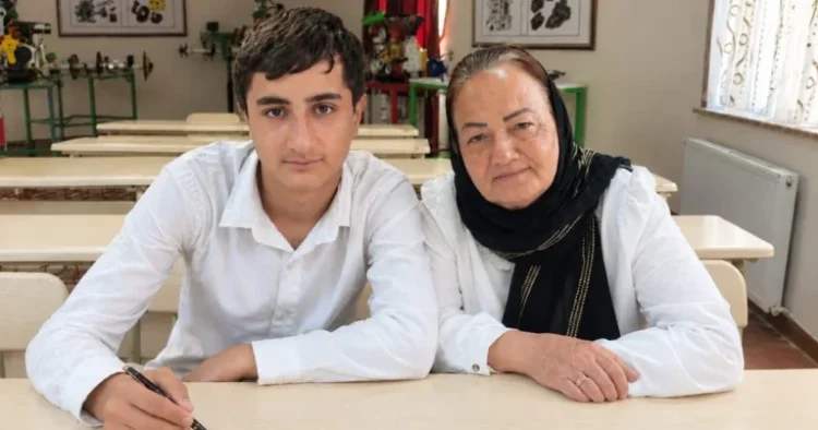 63 yaşlı nənə 16 yaşlı nəvəsi ilə eyni liseydə oxuyur – FOTOLAR